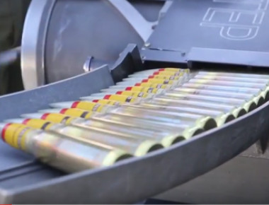 Eπίδειξη ανεφοδιασμού πυρομαχικών σε AH-1Z Viper! (βίντεο)